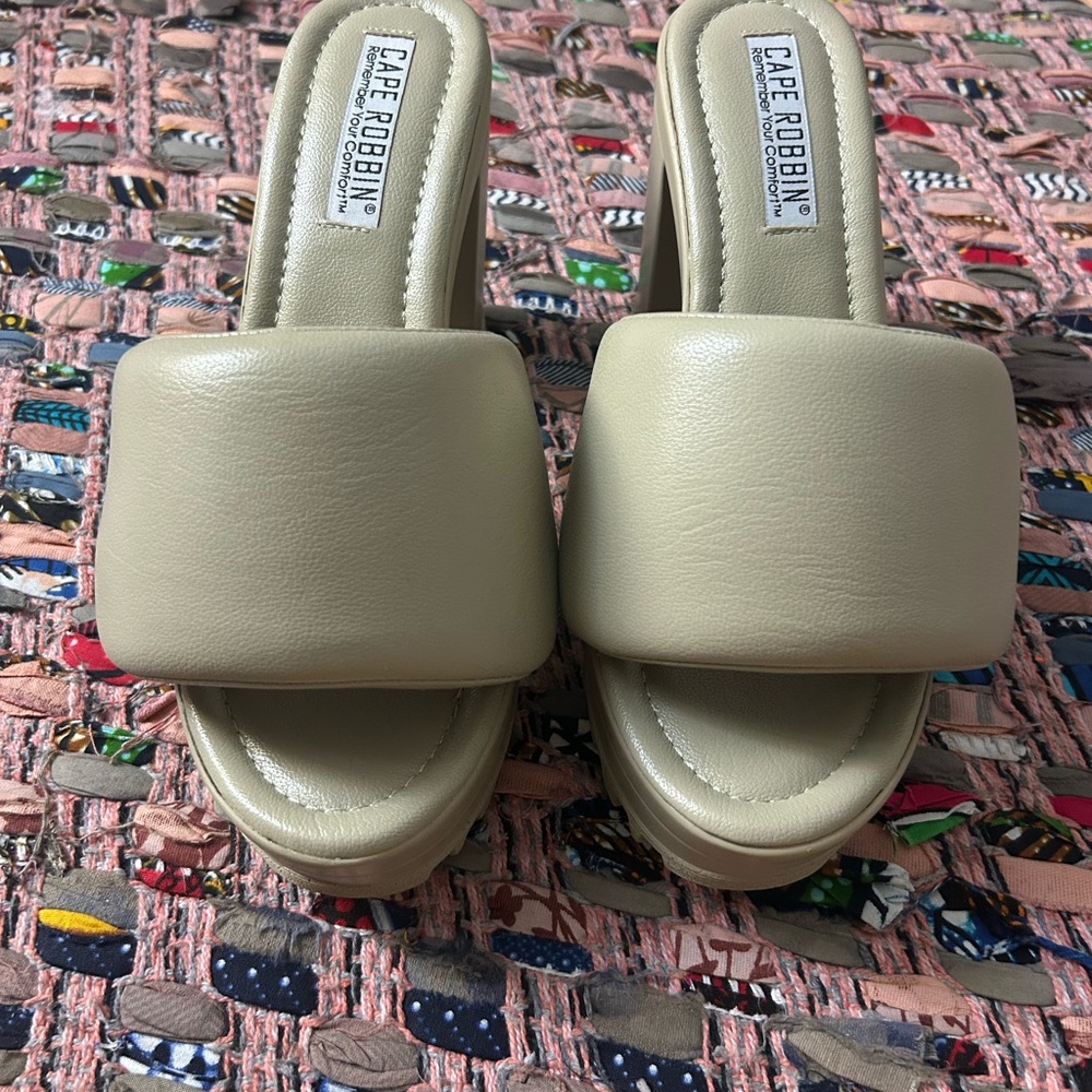 Cape Robbin Women's Tan Mules
